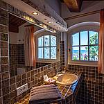 Salle de bain de la chambre double avec vue mer